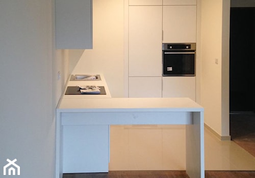 Mała otwarta z salonem z zabudowaną lodówką kuchnia, styl minimalistyczny - zdjęcie od MS-Meble Małyjurek