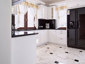 Biało-czarna kuchnia z kryształami Swarovskiego - Duża otwarta zamknięta z zabudowaną lodówką z lodówką wolnostojącą kuchnia w kształcie litery u, styl glamour - zdjęcie od MS-Meble Małyjurek