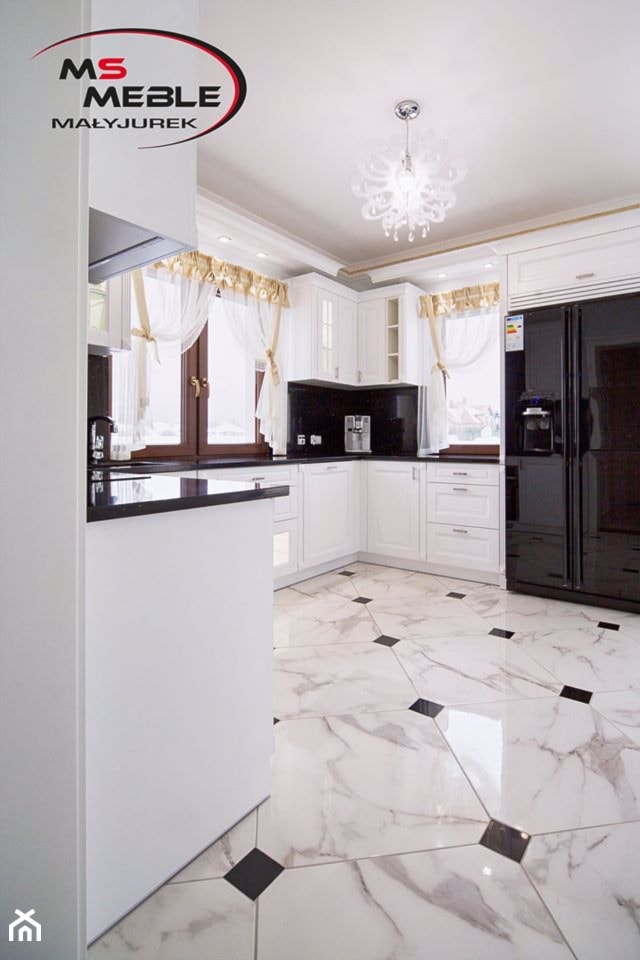 Biało-czarna kuchnia z kryształami Swarovskiego - Duża otwarta zamknięta z zabudowaną lodówką z lodówką wolnostojącą kuchnia w kształcie litery u, styl glamour - zdjęcie od MS-Meble Małyjurek
