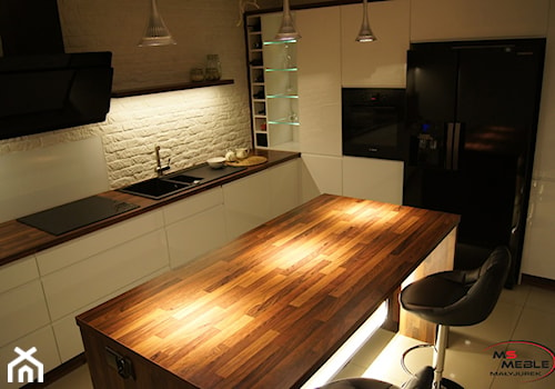 Podświetlona kuchnia w drewnie - zdjęcie od MS-Meble Małyjurek