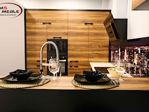 Kuchnia pokazowa Cieszyn - Mała otwarta biała czarna z zabudowaną lodówką kuchnia w kształcie litery u, styl nowoczesny - zdjęcie od MS-Meble Małyjurek