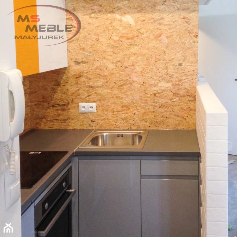 Kuchnia z płytą OSB na ścianie. - Z nablatowym zlewozmywakiem kuchnia, styl nowoczesny - zdjęcie od MS-Meble Małyjurek - Homebook