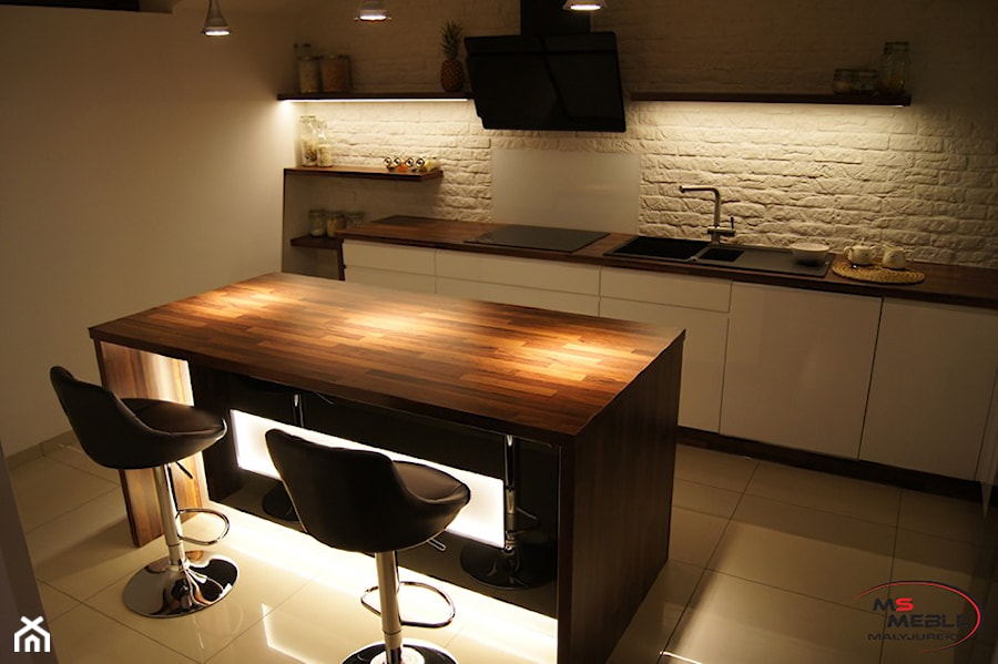 Podświetlona kuchnia w drewnie - zdjęcie od MS-Meble Małyjurek