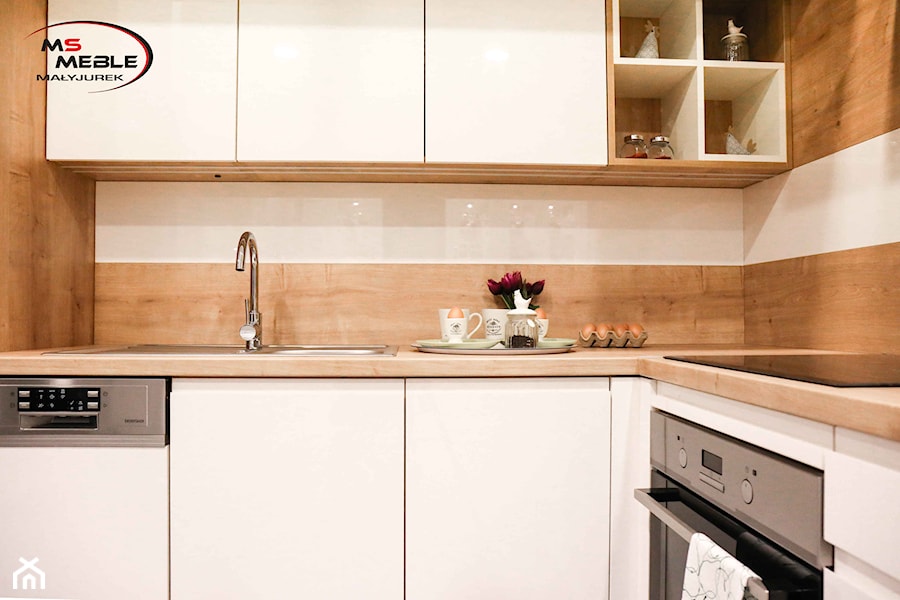 Salon Cieszyn - kuchnia pokazowa - Mała beżowa biała z zabudowaną lodówką z podblatowym zlewozmywakiem kuchnia w kształcie litery l z kompozytem na ścianie nad blatem kuchennym, styl tradycyjny - zdjęcie od MS-Meble Małyjurek