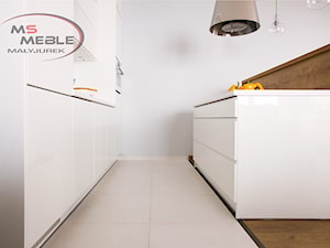 Biała kuchnia - Katowice - Średnia otwarta biała kuchnia jednorzędowa z wyspą lub półwyspem, styl minimalistyczny - zdjęcie od MS-Meble Małyjurek