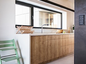 Kuchnia Eko - Mała otwarta biała z zabudowaną lodówką z podblatowym zlewozmywakiem kuchnia jednorzędowa z oknem, styl tradycyjny - zdjęcie od MS-Meble Małyjurek