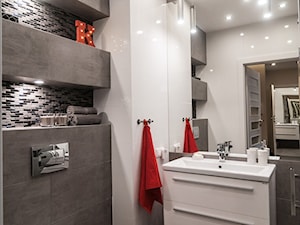 mała, szara łazienka z czerwonymi akcentami w apartamencie - zdjęcie od MS-Meble Małyjurek