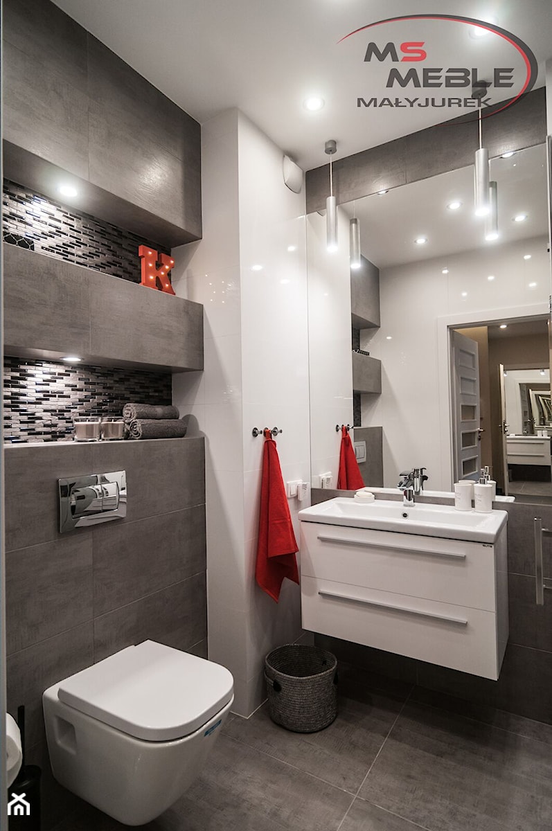 mała, szara łazienka z czerwonymi akcentami w apartamencie - zdjęcie od MS-Meble Małyjurek