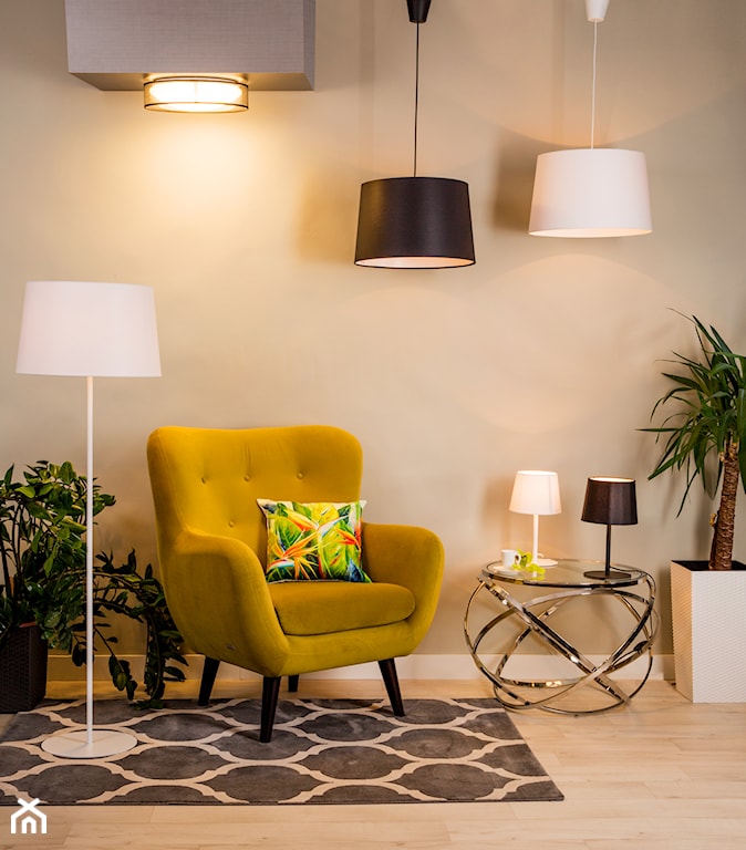 salon w stylu eklektycznym, żółty fotel uszak, dywan z koniczyną marokańską