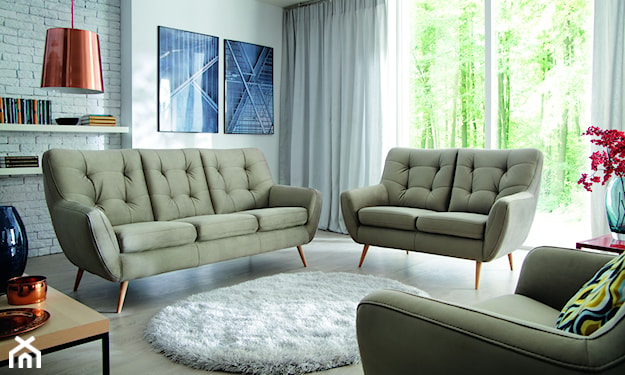 szara sofa pikowana w nowoczesnym salonie 