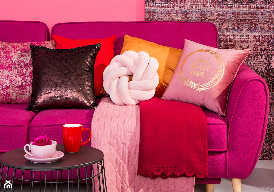 intensywnie różowa sofa, różowe poduszki, brokatowa poduszka