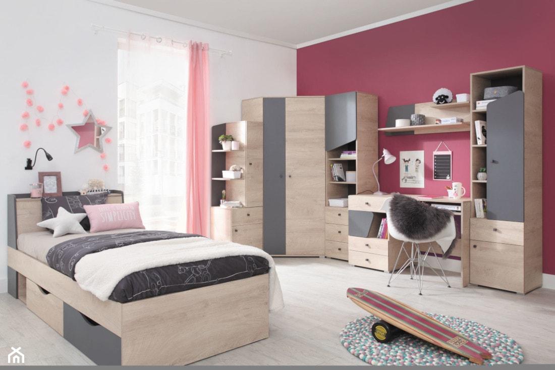 pokój dziecka z różowymi ścianami i meblami z jasnego drewna