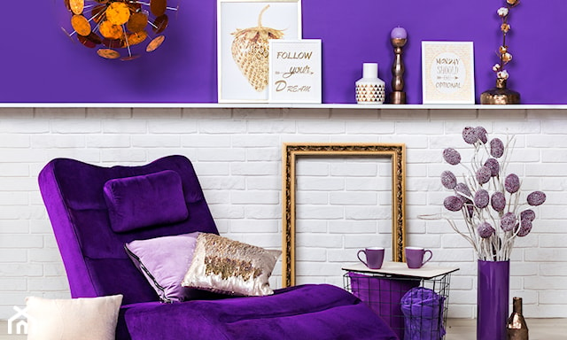szezlong w kolorze ultra-violet, ultra-violetowe ściany