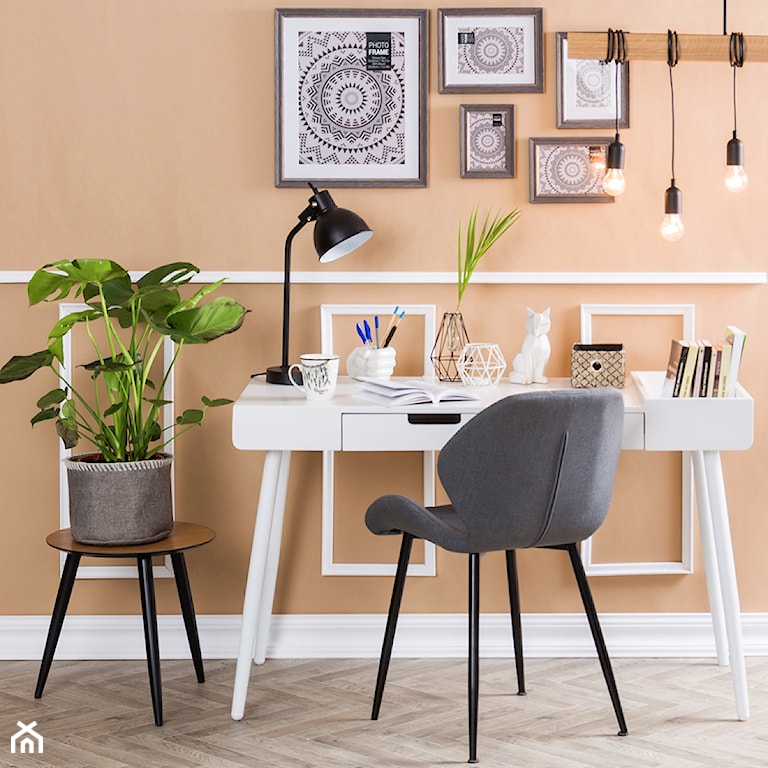 białe biurko i szare krzesło w domowym biurze