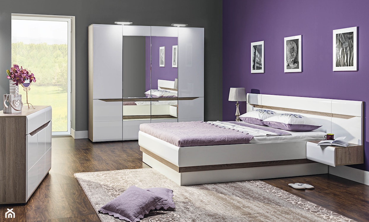 ultra violet w sypialni na ścianie