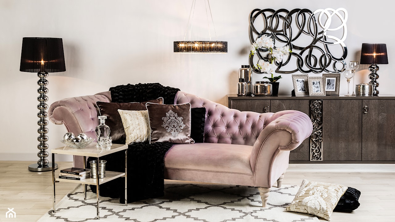 wnętrze w stylu glamour, dywan marokańska koniczyna, aksamitna sofa, drewniana podłoga