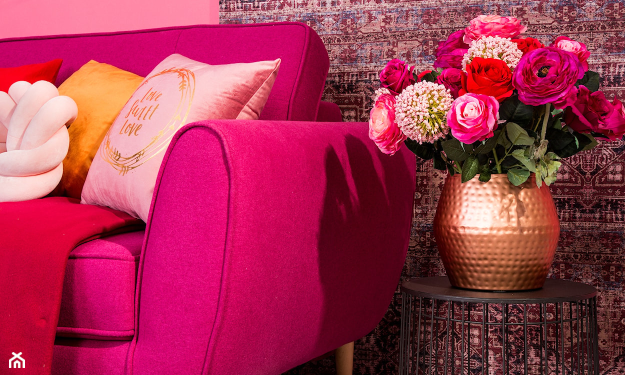 salon z różowym akcentem