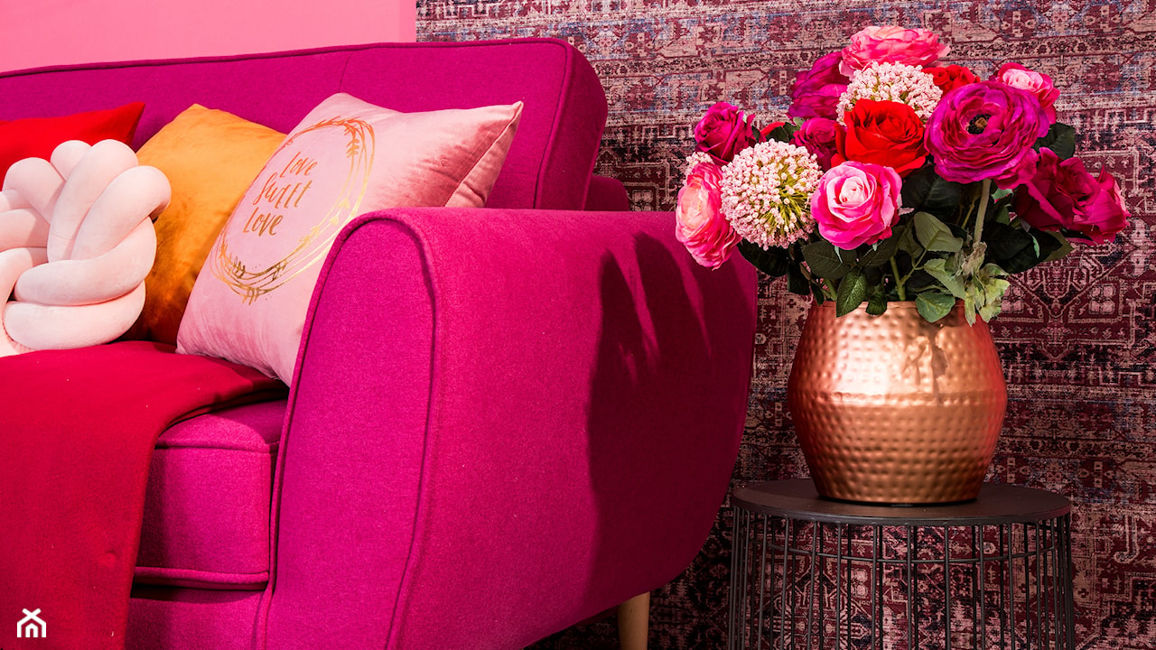 różowa kanapa, różowy salon