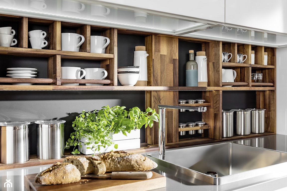 Drewniane półki w kuchni, meble kuchenne na wymiar, przechowywanie w kuchni, naczynia na półkach w kuchni