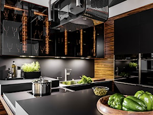 Kuchnia TOSCANA - Mała z salonem brązowa czarna z zabudowaną lodówką z podblatowym zlewozmywakiem kuchnia w kształcie litery u z wyspą lub półwyspem z kompozytem na ścianie nad blatem kuchennym - zdjęcie od HALUPCZOK