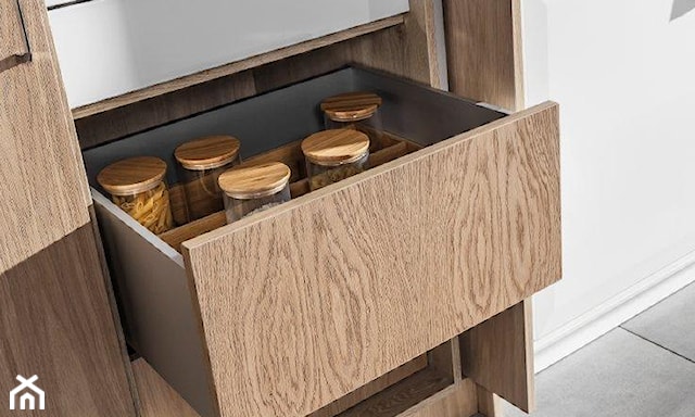 Głęboka szuflada kuchenna, przechowywanie w kuchni, drewniana szuflada