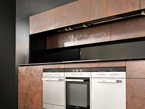 Kuchnia LATINA - Średnia otwarta czarna z zabudowaną lodówką kuchnia jednorzędowa - zdjęcie od HALUPCZOK
