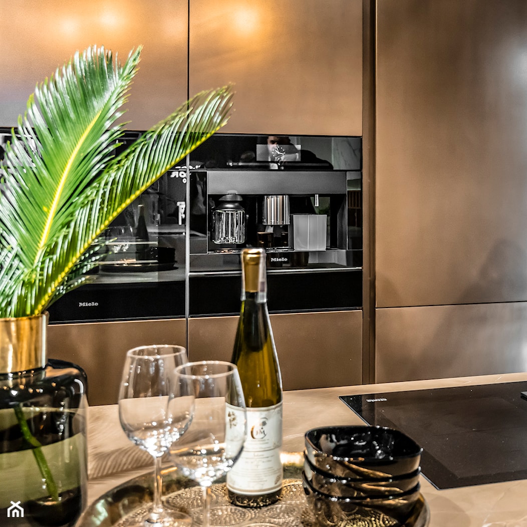 Kuchnia MARRONE - Mała otwarta z kamiennym blatem szara z zabudowaną lodówką kuchnia jednorzędowa - zdjęcie od HALUPCZOK - Homebook