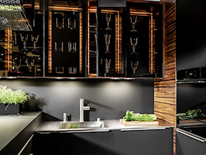Kuchnia TOSCANA - Mała czarna z zabudowaną lodówką z podblatowym zlewozmywakiem kuchnia w kształcie litery u z kompozytem na ścianie nad blatem kuchennym - zdjęcie od HALUPCZOK