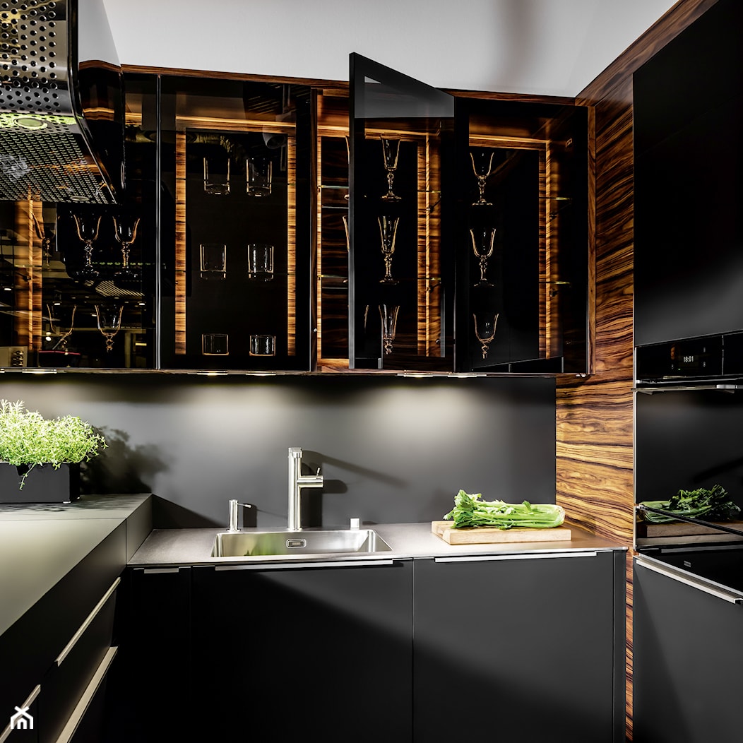 Kuchnia TOSCANA - Mała czarna z zabudowaną lodówką z podblatowym zlewozmywakiem kuchnia w kształcie litery u z kompozytem na ścianie nad blatem kuchennym - zdjęcie od HALUPCZOK - Homebook