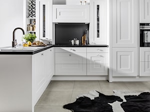 Kuchnia CALABRIA - Średnia biała czarna z zabudowaną lodówką z podblatowym zlewozmywakiem kuchnia w kształcie litery l z kompozytem na ścianie nad blatem kuchennym - zdjęcie od HALUPCZOK