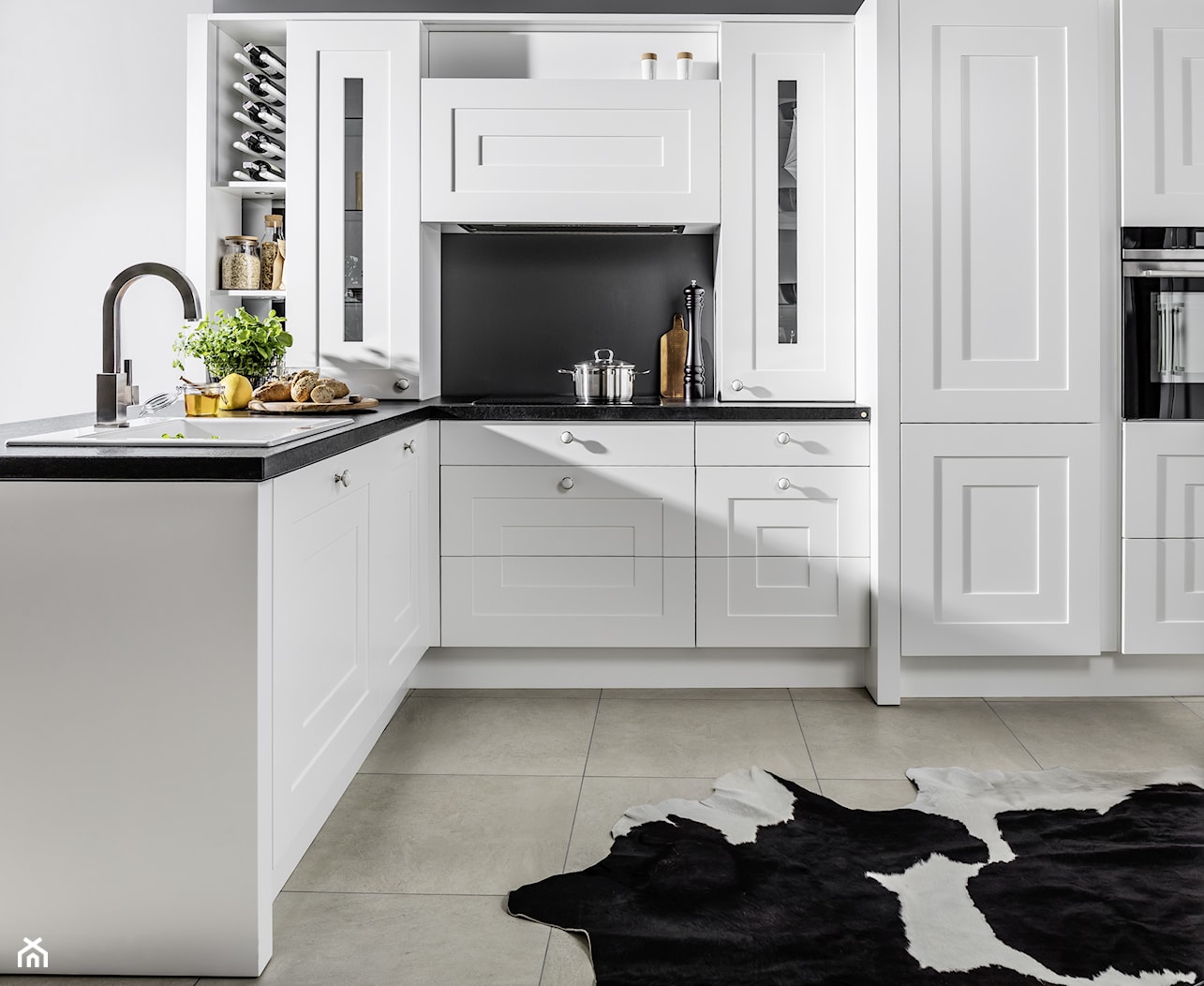 Kuchnia CALABRIA - Średnia biała czarna z zabudowaną lodówką z podblatowym zlewozmywakiem kuchnia w kształcie litery l z kompozytem na ścianie nad blatem kuchennym - zdjęcie od HALUPCZOK - Homebook