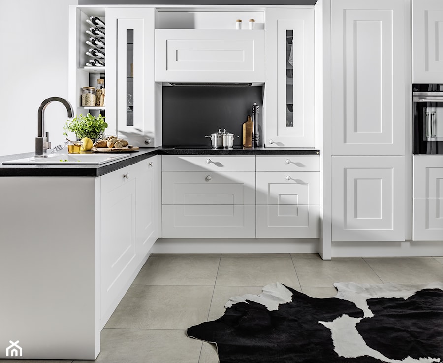 Kuchnia CALABRIA - Średnia biała czarna z zabudowaną lodówką z podblatowym zlewozmywakiem kuchnia w kształcie litery l z kompozytem na ścianie nad blatem kuchennym - zdjęcie od HALUPCZOK