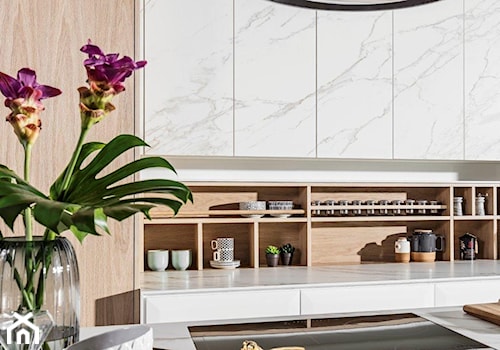 Kuchnia GRAZIA - Mała otwarta z kamiennym blatem biała z zabudowaną lodówką kuchnia dwurzędowa, styl minimalistyczny - zdjęcie od HALUPCZOK