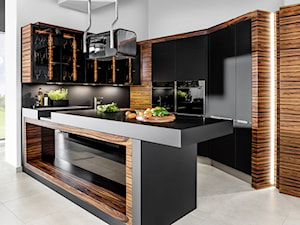 Kuchnia TOSCANA - Mała z salonem czarna z zabudowaną lodówką kuchnia w kształcie litery u z wyspą lub półwyspem z kompozytem na ścianie nad blatem kuchennym - zdjęcie od HALUPCZOK