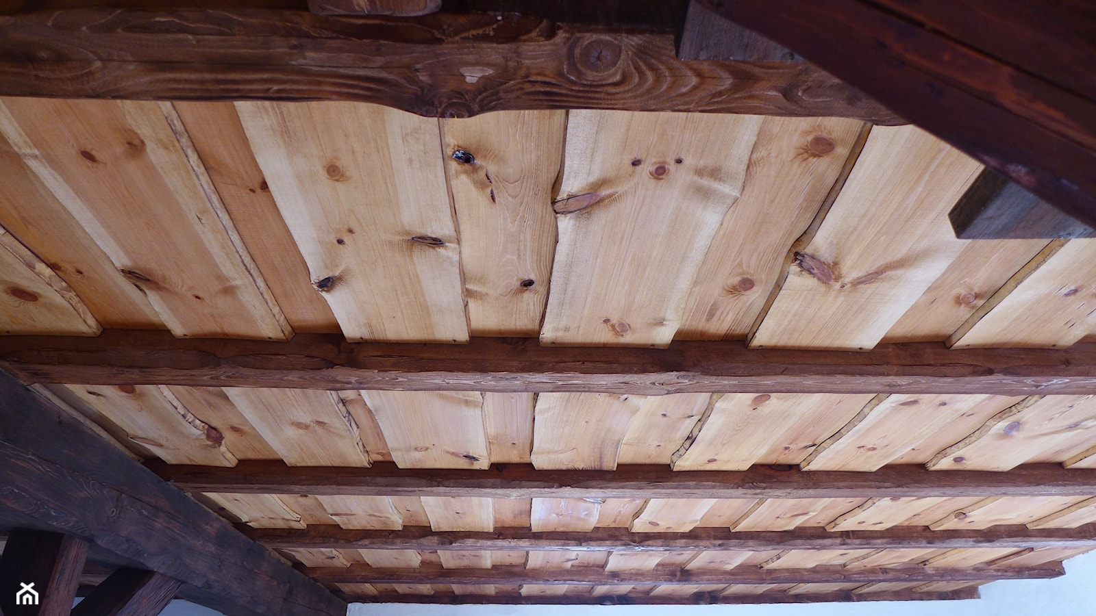 Drewniany sufit - zdjęcie od PracowniaDesek - Homebook
