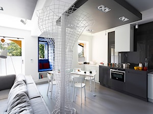 Mieszkanie Zakopane - Średnia otwarta z salonem biała szara z zabudowaną lodówką z podblatowym zlewozmywakiem kuchnia jednorzędowa z oknem z kompozytem na ścianie nad blatem kuchennym, styl nowoczesny - zdjęcie od Grupa Żoliborz