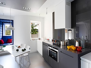 Mieszkanie Zakopane - Średnia otwarta z salonem biała z zabudowaną lodówką kuchnia jednorzędowa z oknem, styl nowoczesny - zdjęcie od Grupa Żoliborz