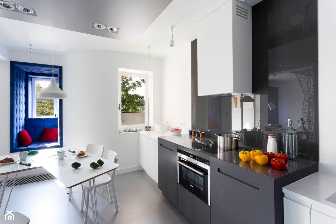 Mieszkanie Zakopane - Średnia otwarta z salonem biała z zabudowaną lodówką kuchnia jednorzędowa z oknem, styl nowoczesny - zdjęcie od Grupa Żoliborz - Homebook