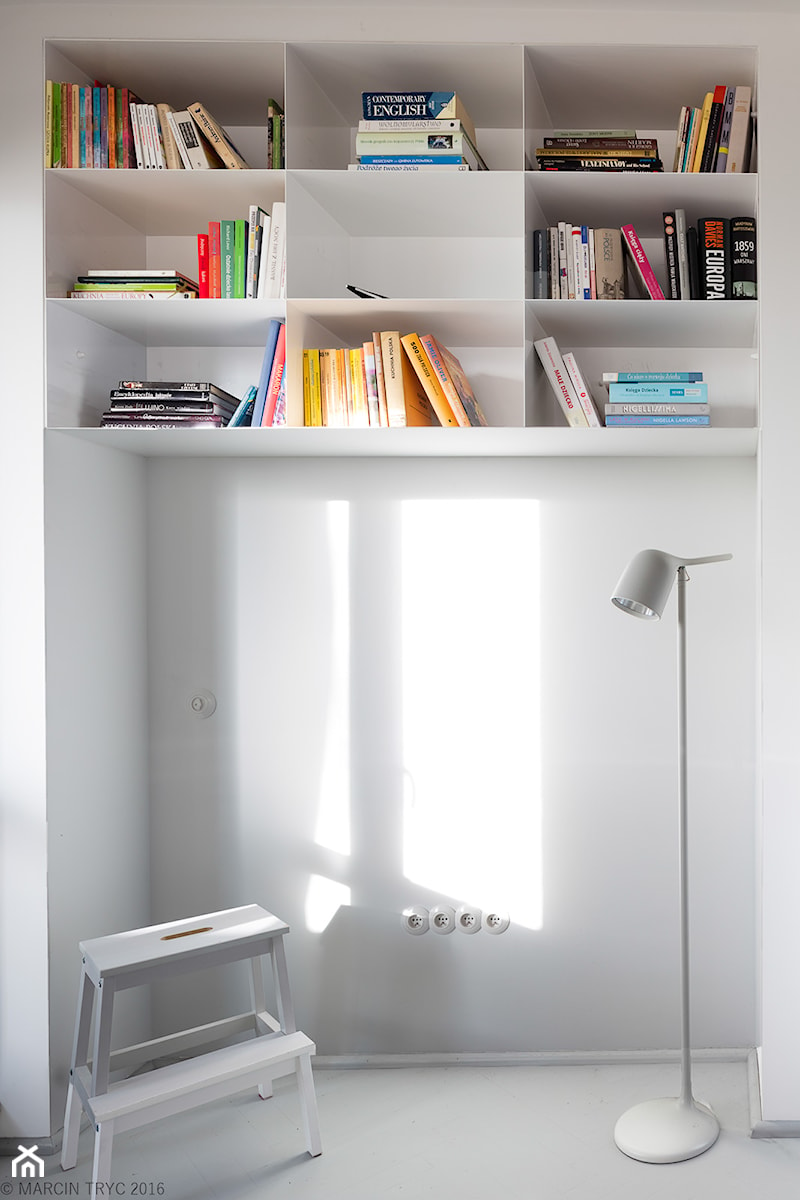 Mieszkanie Muranów - Mały biały salon, styl nowoczesny - zdjęcie od Grupa Żoliborz