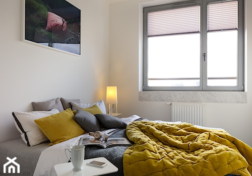 Mieszkanie Muranów - Mała biała sypialnia, styl nowoczesny - zdjęcie od Grupa Żoliborz