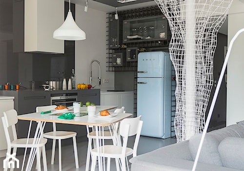 Mieszkanie Zakopane - Średnia otwarta z salonem z kamiennym blatem biała czarna z zabudowaną lodówką kuchnia jednorzędowa, styl nowoczesny - zdjęcie od Grupa Żoliborz