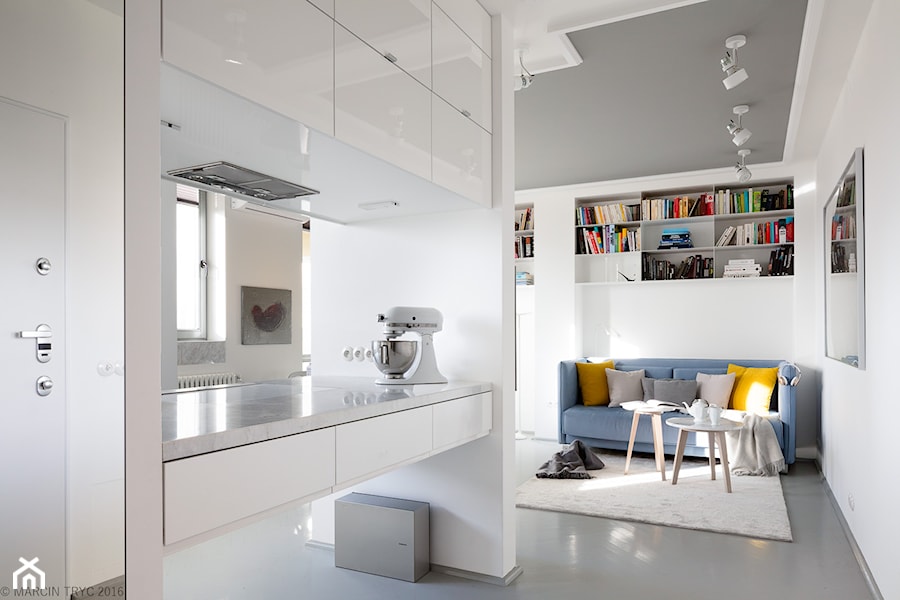 Mieszkanie Muranów - Mały biały salon z kuchnią, styl nowoczesny - zdjęcie od Grupa Żoliborz