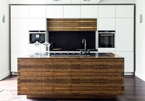 Dom Mokotów - Duża biała z zabudowaną lodówką kuchnia jednorzędowa z wyspą lub półwyspem, styl nowoczesny - zdjęcie od Grupa Żoliborz