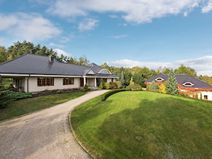 Architektura - Duże parterowe domy jednorodzinne murowane z czterospadowym dachem - zdjęcie od Pro-Plan-Foto