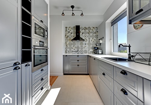 Kuchnia - Duża otwarta biała szara z zabudowaną lodówką z nablatowym zlewozmywakiem kuchnia w kształcie litery g - zdjęcie od Pro-Plan-Foto