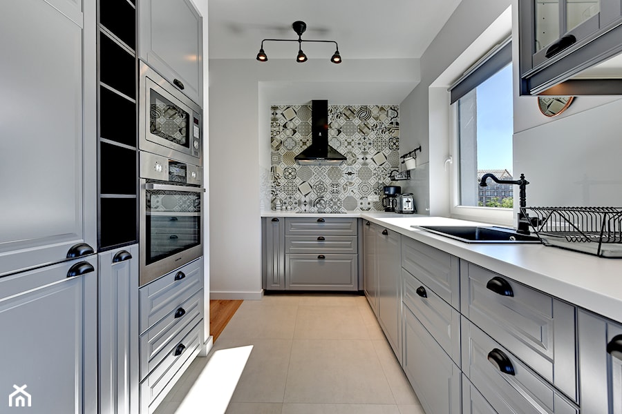 Kuchnia - Duża otwarta biała szara z zabudowaną lodówką z nablatowym zlewozmywakiem kuchnia w kształcie litery g - zdjęcie od Pro-Plan-Foto