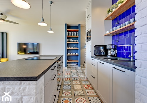 Kuchnia - Średnia otwarta z salonem biała niebieska z zabudowaną lodówką kuchnia dwurzędowa z wyspą lub półwyspem - zdjęcie od Pro-Plan-Foto