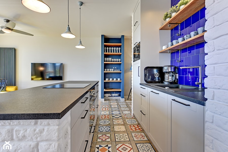Kuchnia - Średnia otwarta z salonem biała niebieska z zabudowaną lodówką kuchnia dwurzędowa z wyspą lub półwyspem - zdjęcie od Pro-Plan-Foto