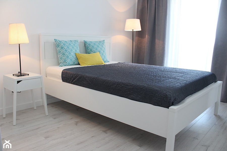 Mieszkanie na wynajem - Mała biała sypialnia, styl nowoczesny - zdjęcie od Home Staging Anna Jakubowicz