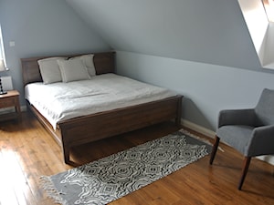 Dom pod Poznaniem - aranżacja - Mała szara sypialnia na poddaszu, styl tradycyjny - zdjęcie od Home Staging Anna Jakubowicz